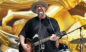 Smithereens frontman Pat DiNizio does right by Buddy Holly.